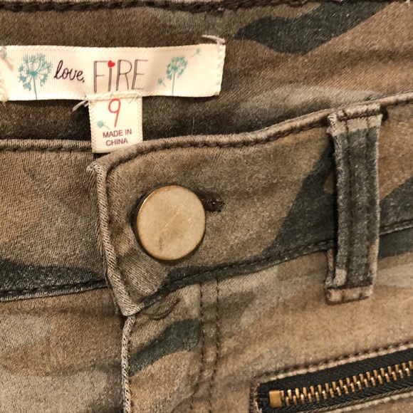 Love Fire Size 9 Camo Strech skinny jeans super stretchy. - Picture 6 of 10